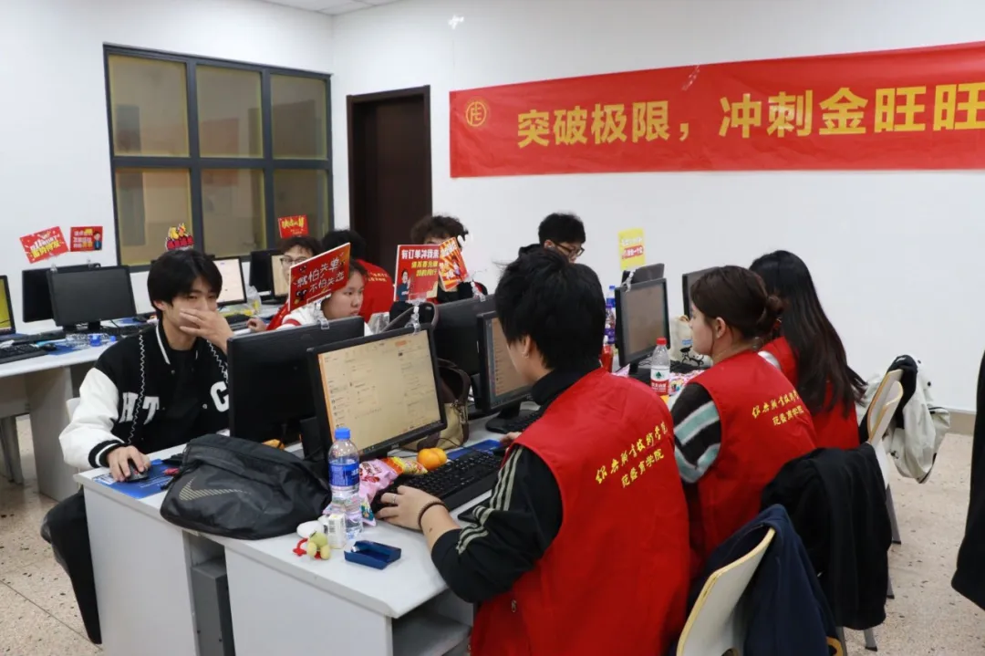 又双叒叕鏖战！他们第8次邂逅“双十一”