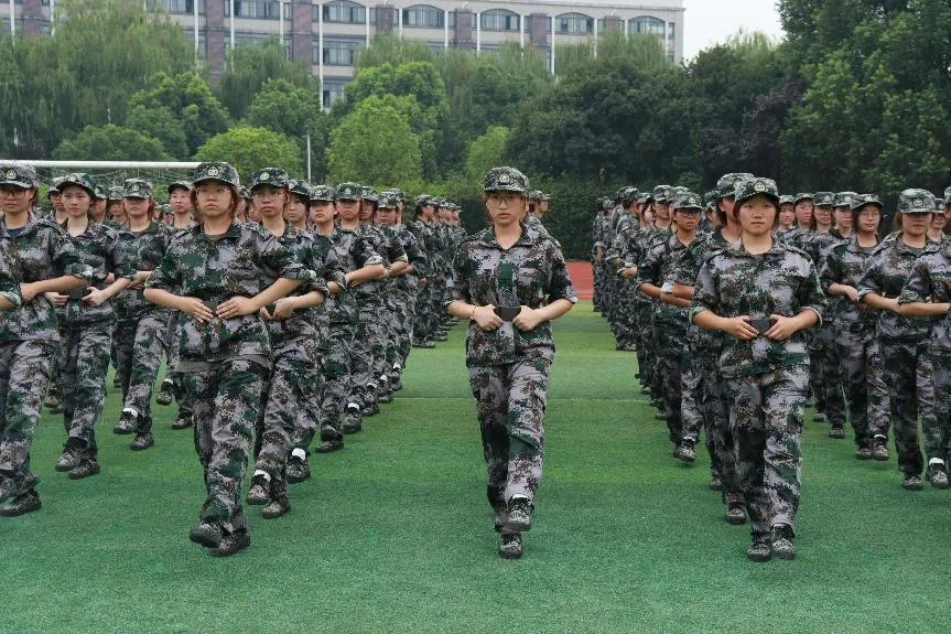 范蠡商学院?迎新特辑｜当青春遇上迷彩绿，飒！